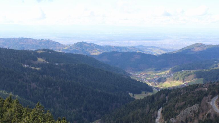 Dieses Bild zeigt eine Webcam-Aufnahme vom Achertal, aufgenommen am Sonntag, den 01.03.2026 um 13:00 Uhr. Die Temperatur betrug 8.3°C.