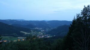 Dieses Bild zeigt eine Webcam-Aufnahme vom Achertal, aufgenommen am Samstag, den 20.06.2026 um 22:10 Uhr. Die Temperatur betrug 26.9°C.