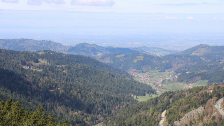 Dieses Bild zeigt eine Webcam-Aufnahme vom Achertal, aufgenommen am Donnerstag, den 16.04.2026 um 11:40 Uhr. Die Temperatur betrug 12.2°C.