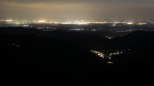 Dieses Bild zeigt eine Webcam-Aufnahme vom Achertal, aufgenommen am Montag, den 19.05.2025 um 22:50 Uhr. Die Temperatur betrug 11.5°C.