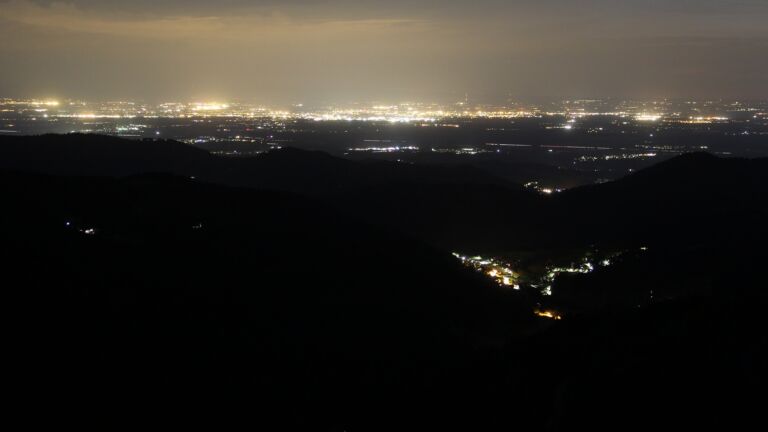 Dieses Bild zeigt eine Webcam-Aufnahme vom Achertal, aufgenommen am Montag, den 19.05.2025 um 22:50 Uhr. Die Temperatur betrug 11.5°C.