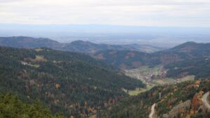 Dieses Bild zeigt eine Webcam-Aufnahme vom Achertal, aufgenommen am Samstag, den 01.11.2025 um 13:00 Uhr. Die Temperatur betrug 12.3°C.