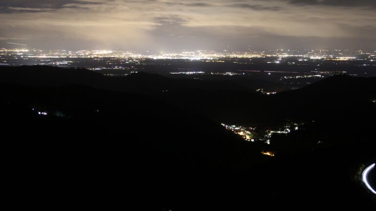 Dieses Bild zeigt eine Webcam-Aufnahme vom Achertal, aufgenommen am Freitag, den 24.10.2025 um 23:00 Uhr. Die Temperatur betrug 2.5°C.