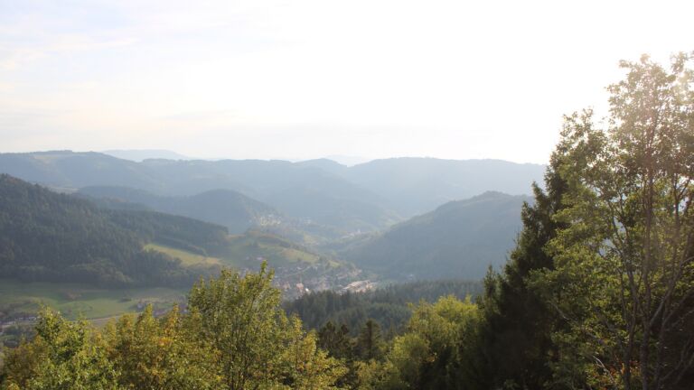 Dieses Bild zeigt eine Webcam-Aufnahme vom Achertal, aufgenommen am Mittwoch, den 30.09.2026 um 17:40 Uhr. Die Temperatur betrug 28.8°C.
