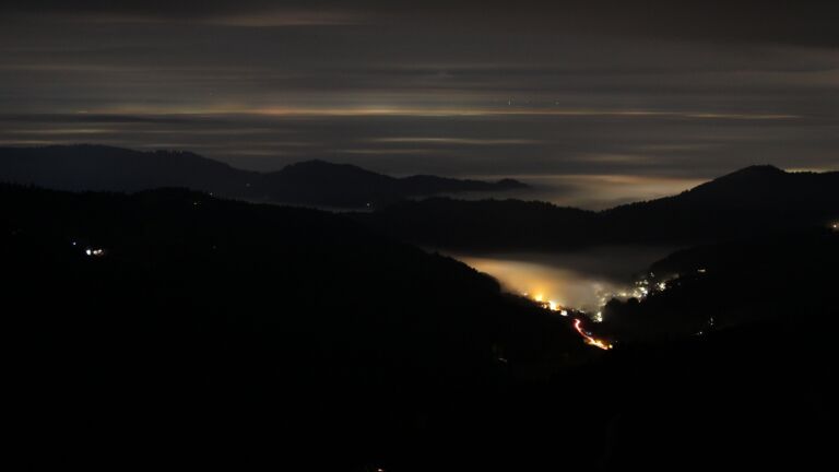 Dieses Bild zeigt eine Webcam-Aufnahme vom Achertal, aufgenommen am Samstag, den 08.11.2025 um 20:00 Uhr. Die Temperatur betrug 6°C.