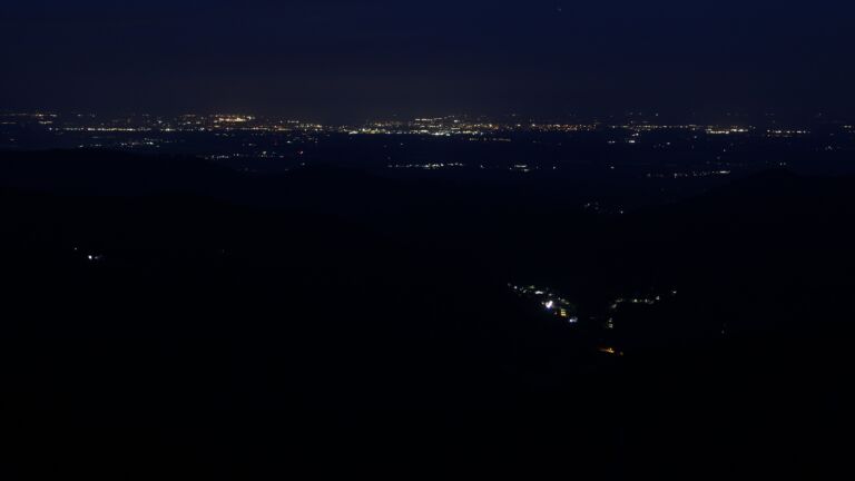 Dieses Bild zeigt eine Webcam-Aufnahme vom Achertal, aufgenommen am Sonntag, den 24.08.2025 um 05:30 Uhr. Die Temperatur betrug 8.6°C.