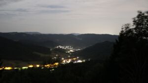 Dieses Bild zeigt eine Webcam-Aufnahme vom Achertal, aufgenommen am Dienstag, den 04.08.2026 um 04:10 Uhr. Die Temperatur betrug 22.6°C.