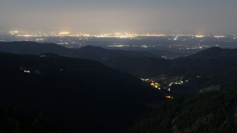 Dieses Bild zeigt eine Webcam-Aufnahme vom Achertal, aufgenommen am Freitag, den 11.07.2025 um 01:30 Uhr. Die Temperatur betrug 14.1°C.