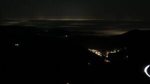 Dieses Bild zeigt eine Webcam-Aufnahme vom Achertal, aufgenommen am Samstag, den 13.12.2025 um 00:00 Uhr. Die Temperatur betrug 9°C.