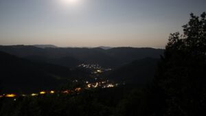 Dieses Bild zeigt eine Webcam-Aufnahme vom Achertal, aufgenommen am Donnerstag, den 30.07.2026 um 04:00 Uhr. Die Temperatur betrug 26°C.