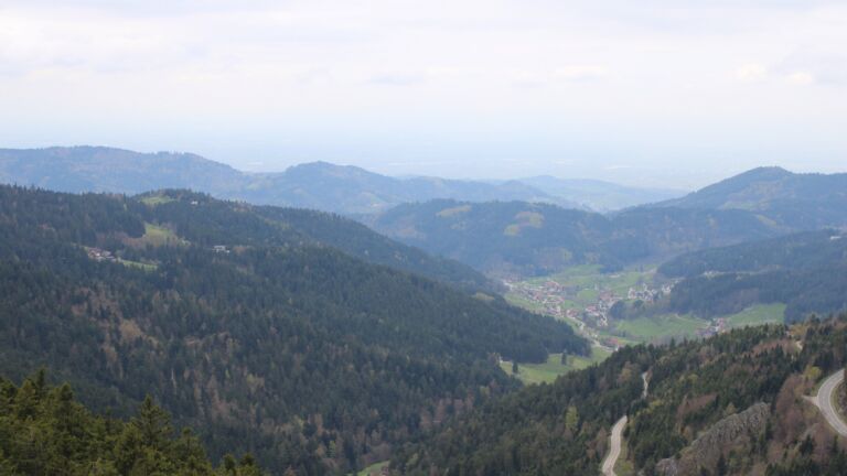 Dieses Bild zeigt eine Webcam-Aufnahme vom Achertal, aufgenommen am Mittwoch, den 15.04.2026 um 14:30 Uhr. Die Temperatur betrug 8.9°C.