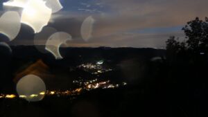 Dieses Bild zeigt eine Webcam-Aufnahme vom Achertal, aufgenommen am Freitag, den 21.08.2026 um 21:50 Uhr. Die Temperatur betrug 10.9°C.