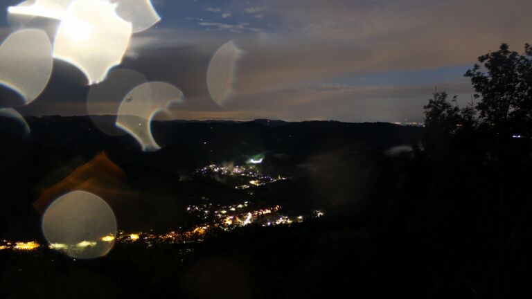 Dieses Bild zeigt eine Webcam-Aufnahme vom Achertal, aufgenommen am Freitag, den 21.08.2026 um 21:50 Uhr. Die Temperatur betrug 10.9°C.