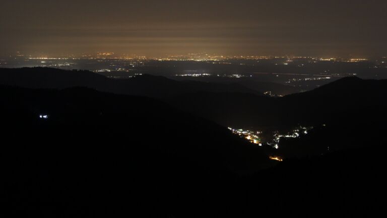Dieses Bild zeigt eine Webcam-Aufnahme vom Achertal, aufgenommen am Sonntag, den 08.03.2026 um 23:30 Uhr. Die Temperatur betrug 8.7°C.