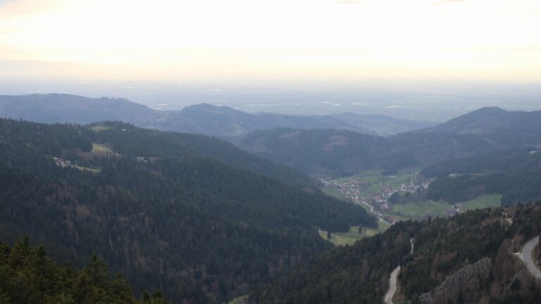 Dieses Bild zeigt eine Webcam-Aufnahme vom Achertal, aufgenommen am Sonntag, den 05.04.2026 um 18:40 Uhr. Die Temperatur betrug 8.1°C.