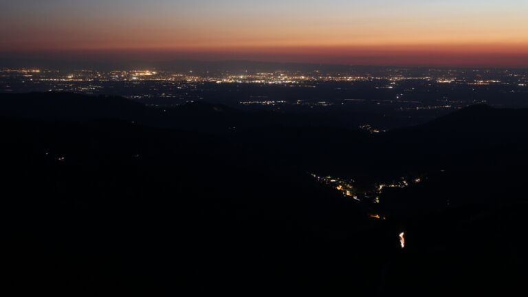 Dieses Bild zeigt eine Webcam-Aufnahme vom Achertal, aufgenommen am Mittwoch, den 30.04.2025 um 21:50 Uhr. Die Temperatur betrug 15.4°C.