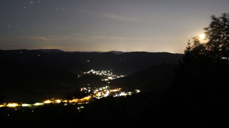 Dieses Bild zeigt eine Webcam-Aufnahme vom Achertal, aufgenommen am Montag, den 20.07.2026 um 23:20 Uhr. Die Temperatur betrug 13.5°C.