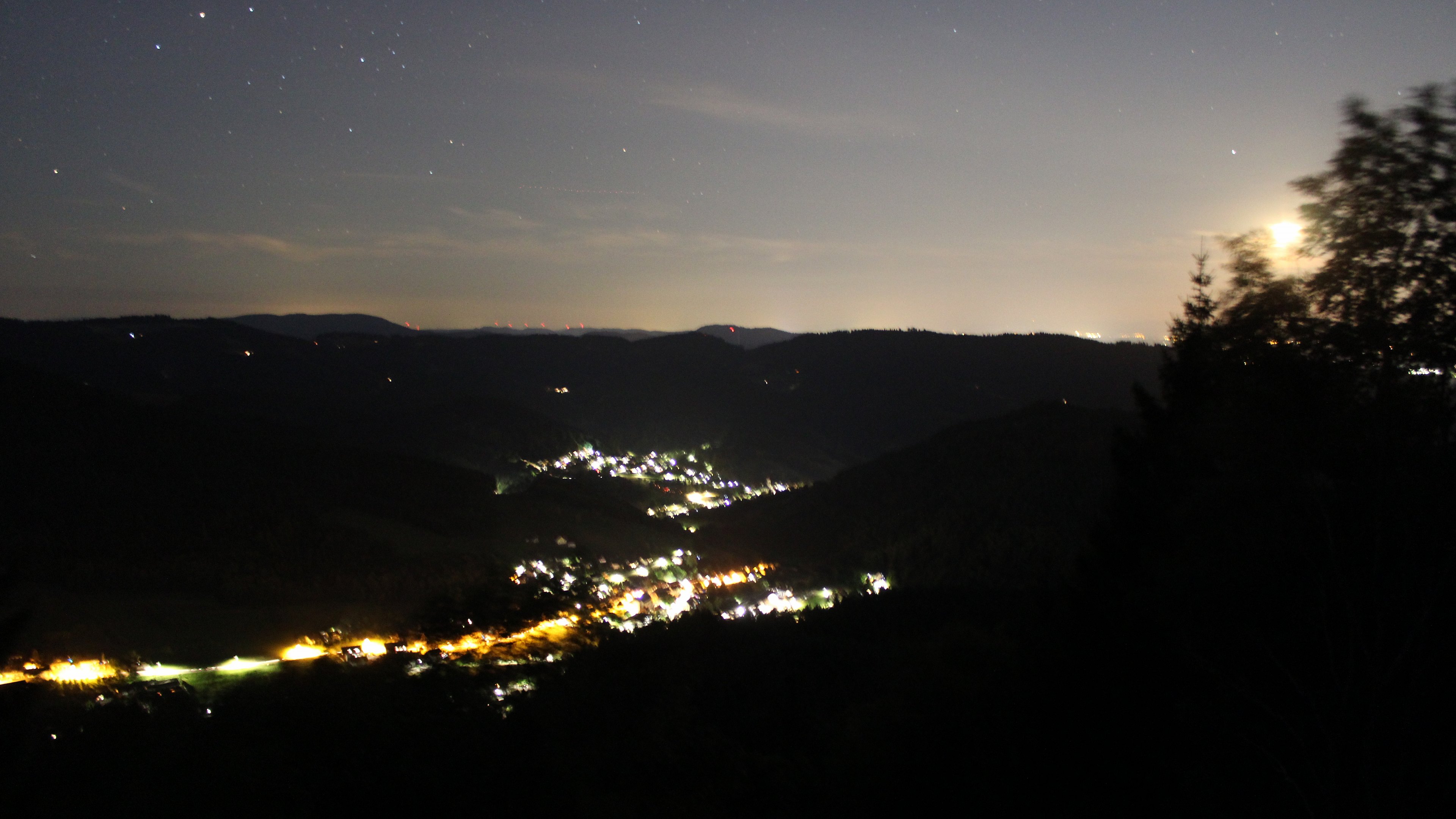 Dieses Bild zeigt eine Webcam-Aufnahme vom Achertal, aufgenommen am Montag, den 20.07.2026 um 23:20 Uhr. Die Temperatur betrug 13.5°C.