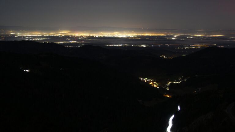 Dieses Bild zeigt eine Webcam-Aufnahme vom Achertal, aufgenommen am Mittwoch, den 12.11.2025 um 03:30 Uhr. Die Temperatur betrug 10.2°C.