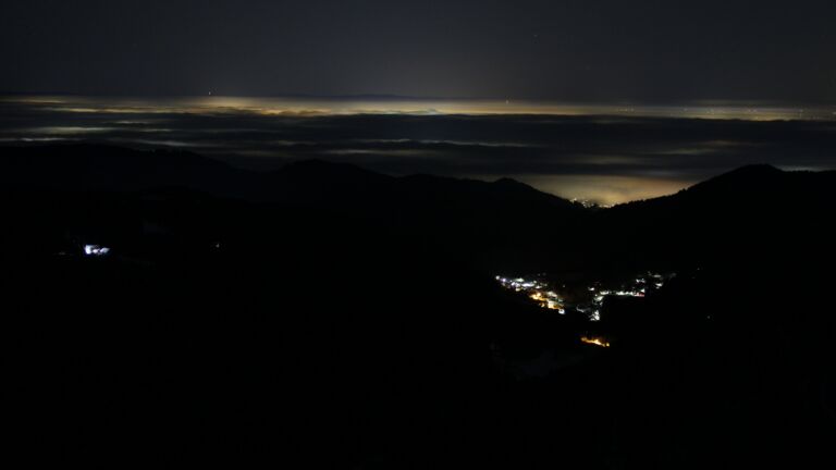 Dieses Bild zeigt eine Webcam-Aufnahme vom Achertal, aufgenommen am Samstag, den 22.11.2025 um 04:00 Uhr. Die Temperatur betrug -3.6°C.