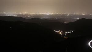 Dieses Bild zeigt eine Webcam-Aufnahme vom Achertal, aufgenommen am Freitag, den 14.11.2025 um 22:00 Uhr. Die Temperatur betrug 14.1°C.