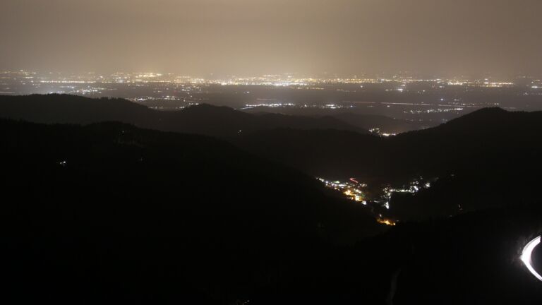 Dieses Bild zeigt eine Webcam-Aufnahme vom Achertal, aufgenommen am Freitag, den 14.11.2025 um 22:00 Uhr. Die Temperatur betrug 14.1°C.