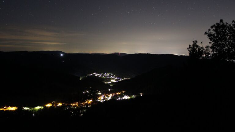 Dieses Bild zeigt eine Webcam-Aufnahme vom Achertal, aufgenommen am Sonntag, den 13.09.2026 um 05:20 Uhr. Die Temperatur betrug 15.4°C.