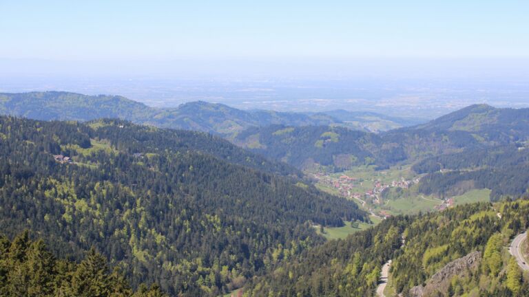 Dieses Bild zeigt eine Webcam-Aufnahme vom Achertal, aufgenommen am Samstag, den 25.04.2026 um 12:50 Uhr. Die Temperatur betrug 13.4°C.