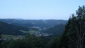 Dieses Bild zeigt eine Webcam-Aufnahme vom Achertal, aufgenommen am Freitag, den 24.07.2026 um 05:20 Uhr. Die Temperatur betrug 13.7°C.