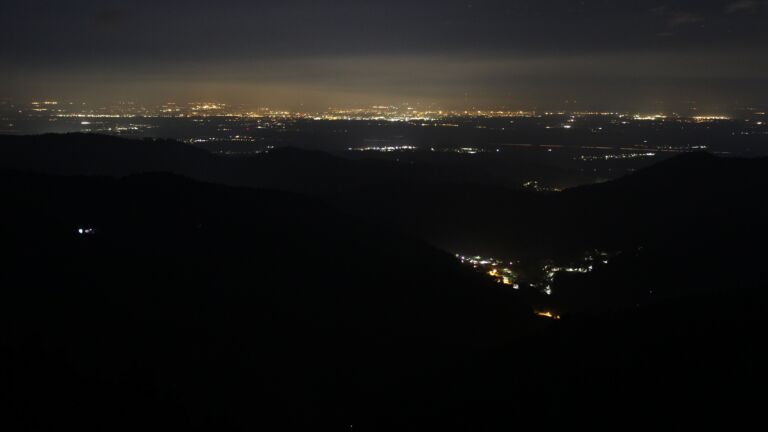 Dieses Bild zeigt eine Webcam-Aufnahme vom Achertal, aufgenommen am Mittwoch, den 15.04.2026 um 01:00 Uhr. Die Temperatur betrug 2.7°C.