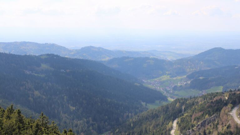 Dieses Bild zeigt eine Webcam-Aufnahme vom Achertal, aufgenommen am Freitag, den 17.04.2026 um 15:30 Uhr. Die Temperatur betrug 15.8°C.