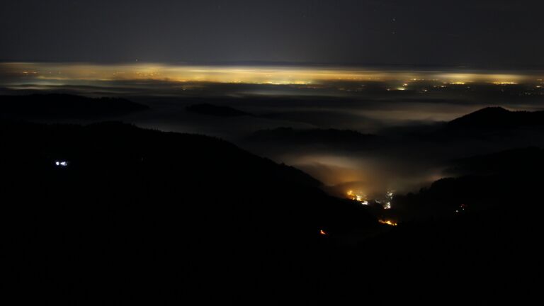 Dieses Bild zeigt eine Webcam-Aufnahme vom Achertal, aufgenommen am Sonntag, den 28.12.2025 um 04:00 Uhr. Die Temperatur betrug 2.4°C.