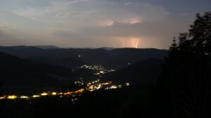 Dieses Bild zeigt eine Webcam-Aufnahme vom Achertal, aufgenommen am Samstag, den 27.06.2026 um 23:20 Uhr. Die Temperatur betrug 30.8°C.