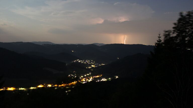 Dieses Bild zeigt eine Webcam-Aufnahme vom Achertal, aufgenommen am Samstag, den 27.06.2026 um 23:20 Uhr. Die Temperatur betrug 30.8°C.