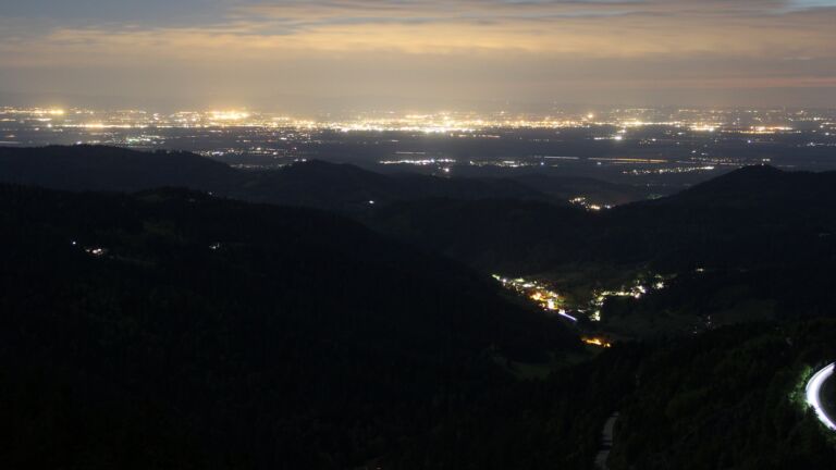Dieses Bild zeigt eine Webcam-Aufnahme vom Achertal, aufgenommen am Dienstag, den 06.05.2025 um 22:20 Uhr. Die Temperatur betrug 4.6°C.