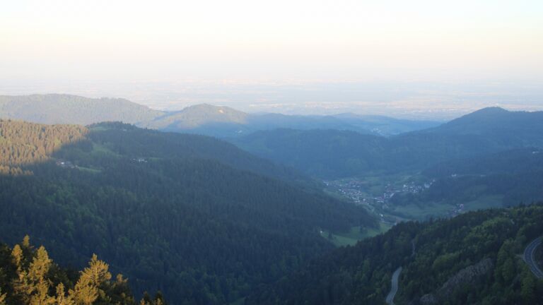 Dieses Bild zeigt eine Webcam-Aufnahme vom Achertal, aufgenommen am Samstag, den 10.05.2025 um 06:30 Uhr. Die Temperatur betrug 4°C.