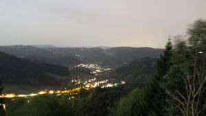 Dieses Bild zeigt eine Webcam-Aufnahme vom Achertal, aufgenommen am Donnerstag, den 27.08.2026 um 22:30 Uhr. Die Temperatur betrug 26.2°C.
