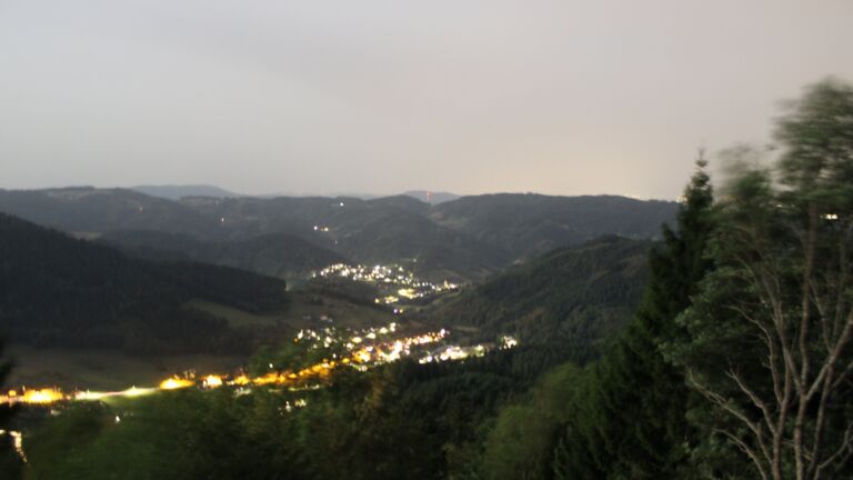 Dieses Bild zeigt eine Webcam-Aufnahme vom Achertal, aufgenommen am Donnerstag, den 27.08.2026 um 22:30 Uhr. Die Temperatur betrug 26.2°C.