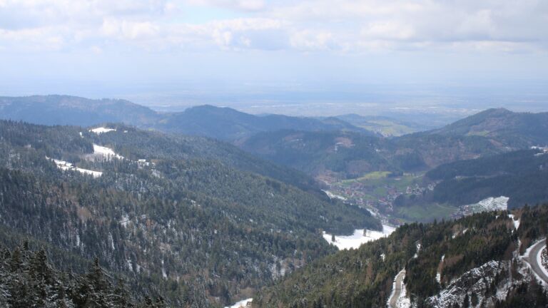 Dieses Bild zeigt eine Webcam-Aufnahme vom Achertal, aufgenommen am Sonntag, den 29.03.2026 um 14:30 Uhr. Die Temperatur betrug 1.2°C.