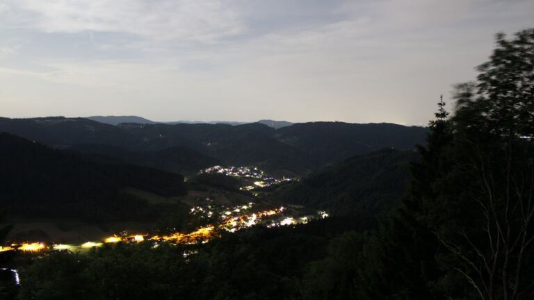 Dieses Bild zeigt eine Webcam-Aufnahme vom Achertal, aufgenommen am Freitag, den 29.05.2026 um 23:40 Uhr. Die Temperatur betrug 21.1°C.