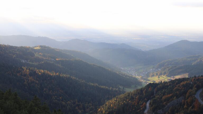 Dieses Bild zeigt eine Webcam-Aufnahme vom Achertal, aufgenommen am Mittwoch, den 15.10.2025 um 17:40 Uhr. Die Temperatur betrug 7.6°C.