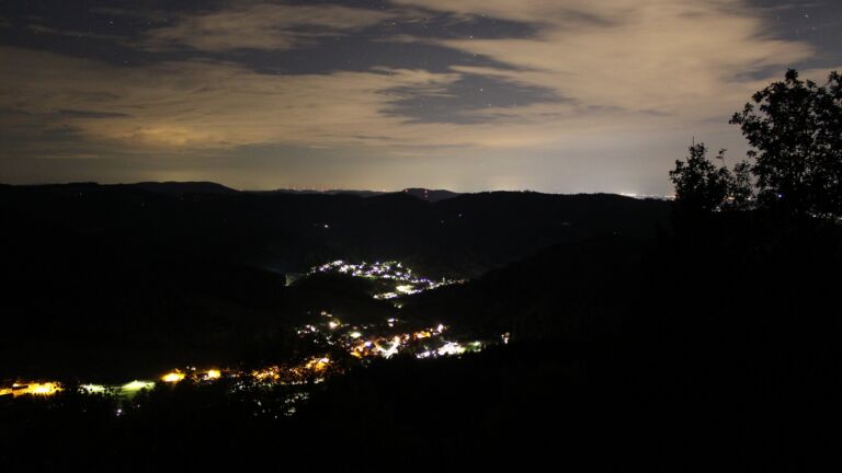 Dieses Bild zeigt eine Webcam-Aufnahme vom Achertal, aufgenommen am Sonntag, den 13.09.2026 um 00:30 Uhr. Die Temperatur betrug 16.2°C.