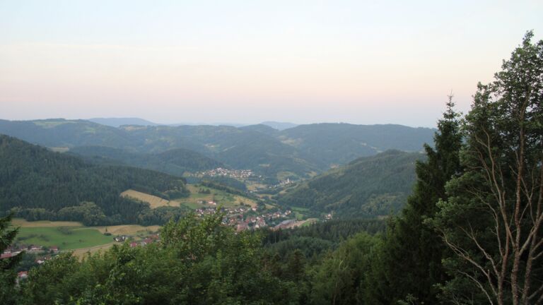 Dieses Bild zeigt eine Webcam-Aufnahme vom Achertal, aufgenommen am Freitag, den 26.06.2026 um 05:40 Uhr. Die Temperatur betrug 27.2°C.