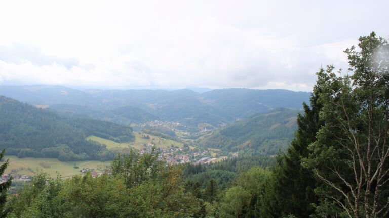 Dieses Bild zeigt eine Webcam-Aufnahme vom Achertal, aufgenommen am Freitag, den 28.08.2026 um 13:40 Uhr. Die Temperatur betrug 18°C.