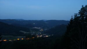 Dieses Bild zeigt eine Webcam-Aufnahme vom Achertal, aufgenommen am Sonntag, den 28.06.2026 um 04:30 Uhr. Die Temperatur betrug 28.2°C.