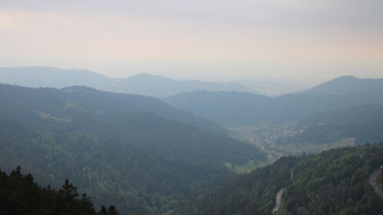 Dieses Bild zeigt eine Webcam-Aufnahme vom Achertal, aufgenommen am Sonntag, den 10.05.2026 um 17:50 Uhr. Die Temperatur betrug 12.2°C.