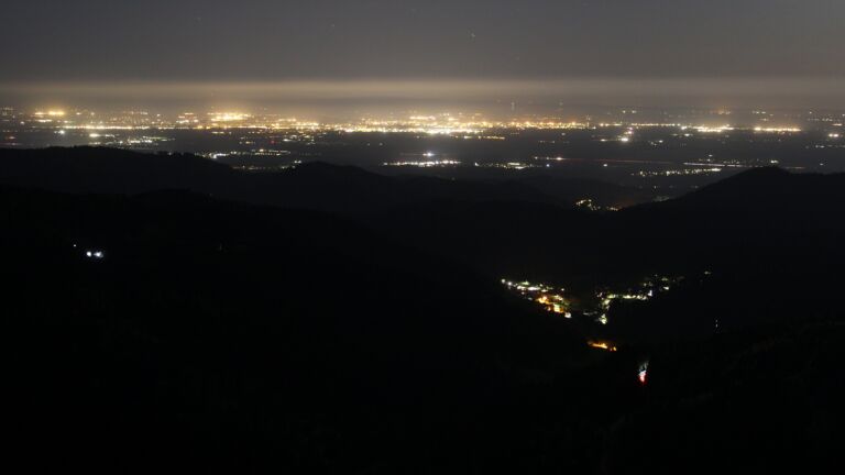 Dieses Bild zeigt eine Webcam-Aufnahme vom Achertal, aufgenommen am Freitag, den 24.04.2026 um 02:30 Uhr. Die Temperatur betrug 8.6°C.