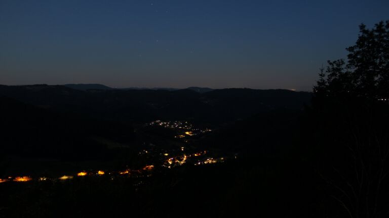 Dieses Bild zeigt eine Webcam-Aufnahme vom Achertal, aufgenommen am Samstag, den 04.07.2026 um 04:10 Uhr. Die Temperatur betrug 16.1°C.