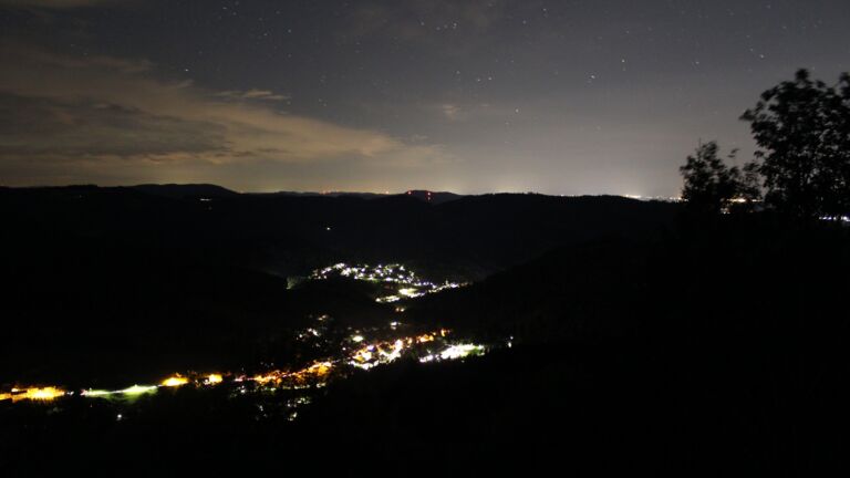 Dieses Bild zeigt eine Webcam-Aufnahme vom Achertal, aufgenommen am Mittwoch, den 16.09.2026 um 04:30 Uhr. Die Temperatur betrug 20.9°C.