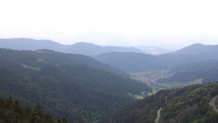Dieses Bild zeigt eine Webcam-Aufnahme vom Achertal, aufgenommen am Samstag, den 17.05.2025 um 16:50 Uhr. Die Temperatur betrug 9.6°C.